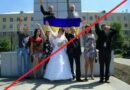 Ne, hajlující svatebčané se nefotili s ukrajinskou vlajkou